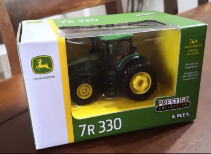 Miniatura Trator John Deere 7R 330 escala 1/64 Prestige Collection 