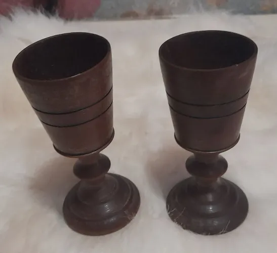Cálices artesanais antigos em madeira