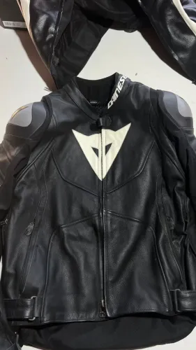 Jaqueta em couro dainese avro4