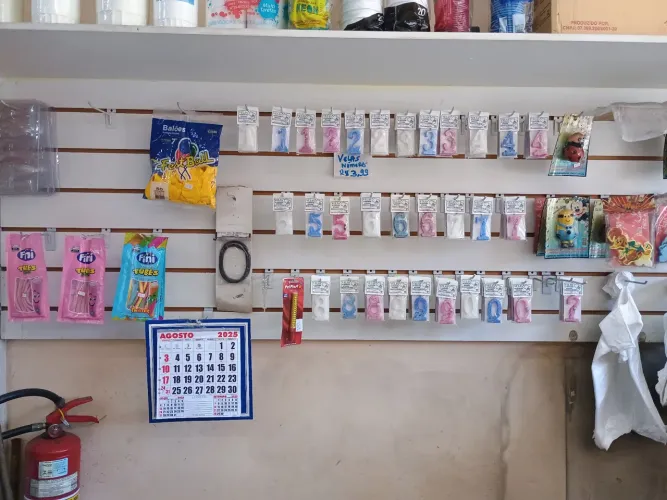 Painel MDF  para organizar produtos para expôr produtos com ganchos. Ótimo estado. Usado.