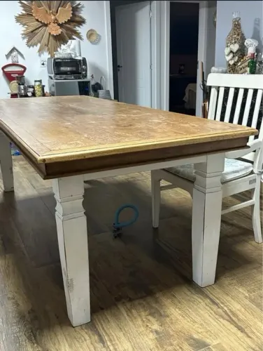 Mesa de jantar em madeira de demolição no Provençal.