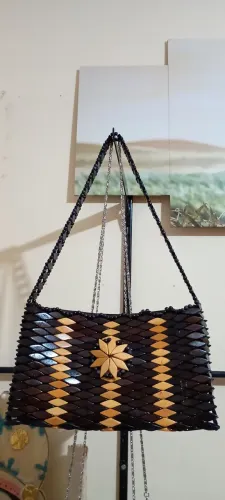 Bolsa tiracolo em marchetaria