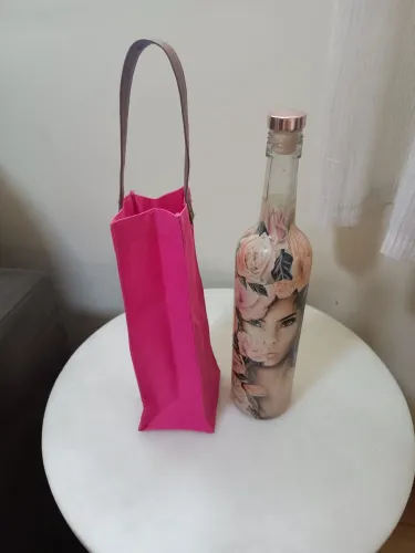 Bolsa de vinho rosa com alça de couro