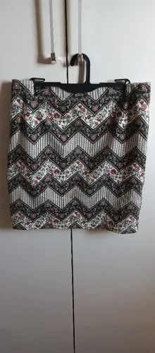 Saia curta estampada em floral 