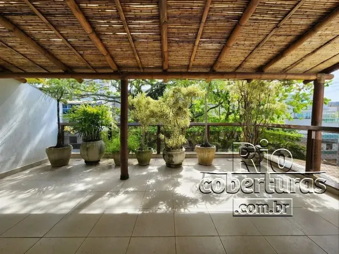 Cobertura para alugar na Quadra da Praia. Jardim Oceânico. Barra. 6 Qtos.