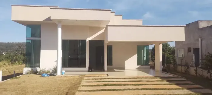 Sobrado para aluguel tem 450 metros quadrados com 4 quartos