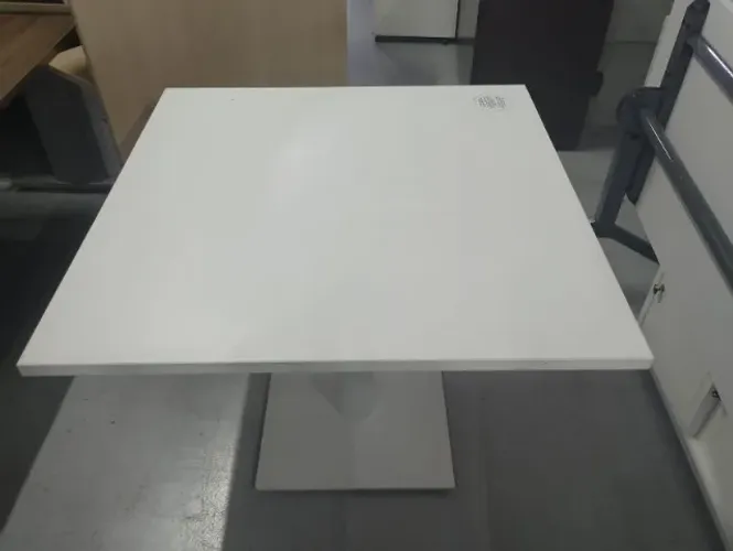 Mesa de refeitório em formato quadrada
