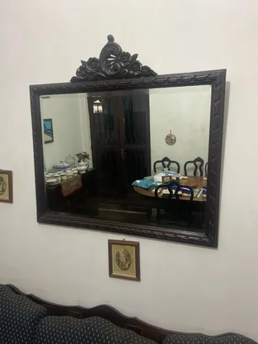 Espelho Antigo de Madeira com Moldura Detalhada