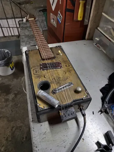 Cigarbox guitar handmade