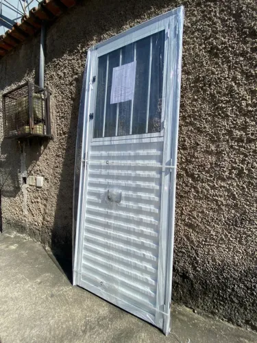 SUPER OFERTA - PORTA ALUMÍNIO BRANCO C/JANELINHA E GRADE 2.10X60,70 OU 80CM