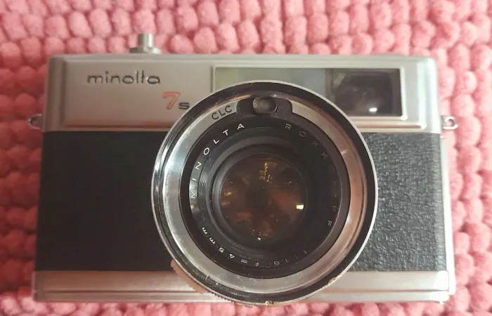 Camera antiga Minolta 7s funcionando 