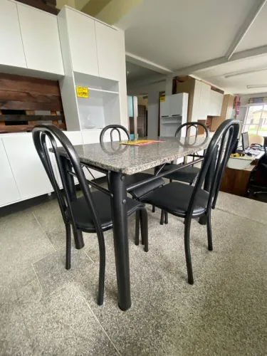Mesa 4 cadeiras Nova 