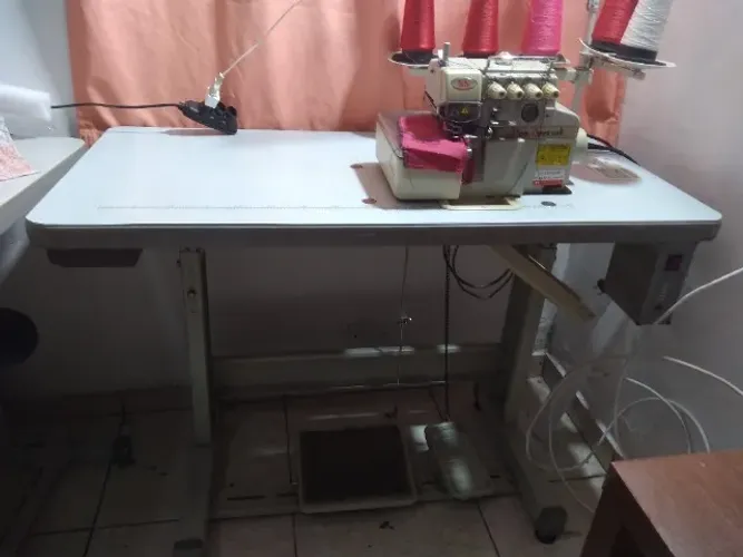 Maquina overlock,interlok industrial semi nova