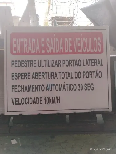 Placa de Entrada e Saída de Veículos