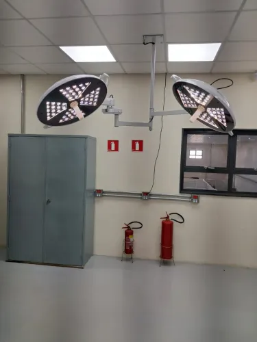 Foco Cirurgico veterinario 56x56 LEDs controle touchscreen