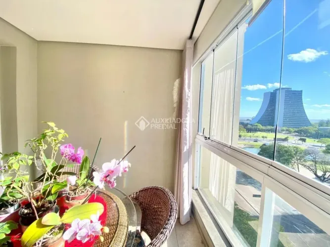 Apartamento todo mobiliado com sacada à venda no Centro Histórico de Porto Alegre