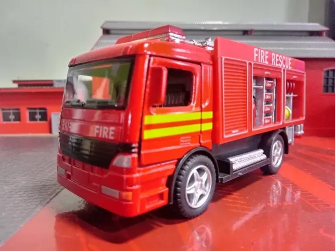 MINIATURA MERCEDES-BENZ ATEGO - Resgate Bombeiros 3813 Escala 1/45
