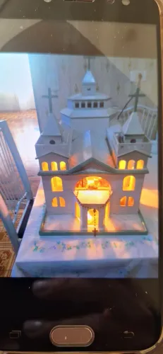 Igreja de madeira acende luz artesanal linda!