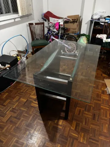 Venda de Mesa com vidro para 6 lugares podendo colocar vidro para 8 lugares - 300 reais