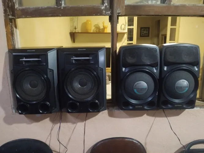 4 caixas de som, 2 caixas Gradiente SE403 e 2 caixas Philips conservadas.