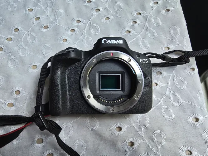 Canon EOS R50 + Lente 18-45 (kit) + bateria extra
