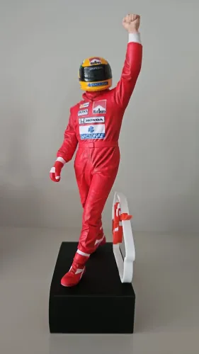 Vendo estatueta do Ayrton Senna