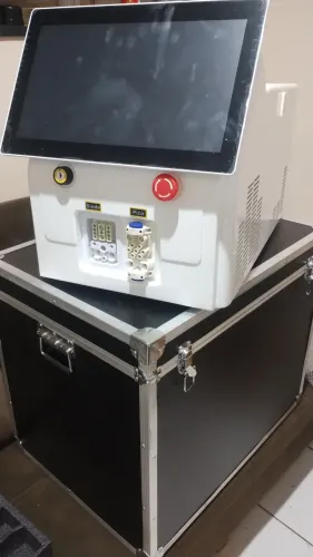Máquina de remoção de tatuagem e depilação a laser.