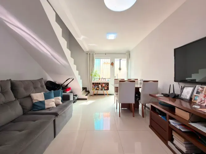 Casa geminada com 2 quartos 2 banheiros 2 vagas