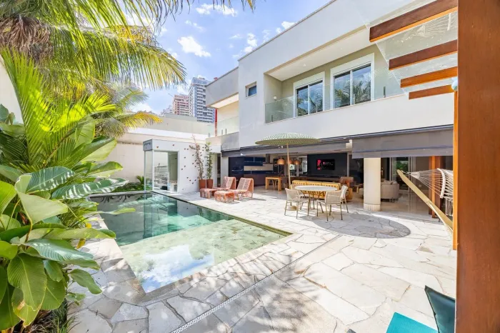 Casa à venda no Alphaville Araguaia com 4 suítes e 442 m²
