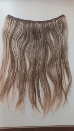 Mega hair loiro com mechas