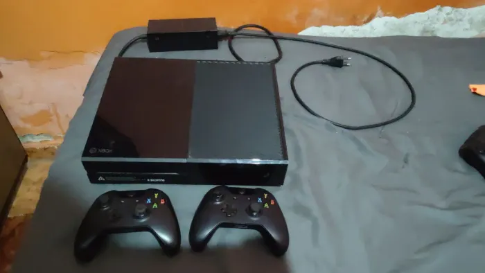 Console Xbox One FAT 500 GB funcionando perfeitamente 2 controles e 15 jogos 2.000 reais