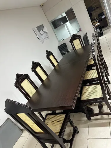 Conjunto de mesa e 8 cadeiras antigas estilo colonial 