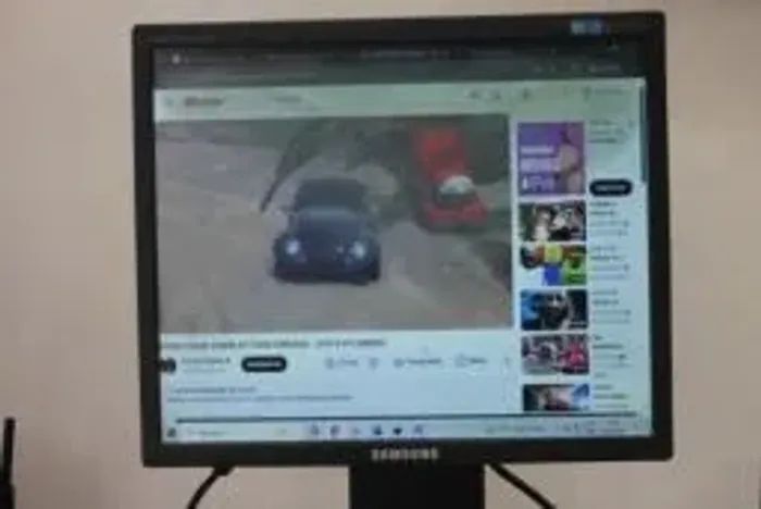 Monitor Samsung 17" FUNCIONANDO, leve mancha na parte superior da tela (modelo 743B)