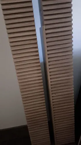 Painel porta ripado em madeira