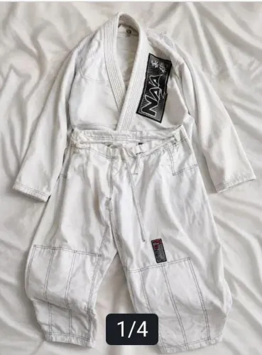 KIMONO BRANCO DE JIU-JITSU - TAMANHO A3 ?