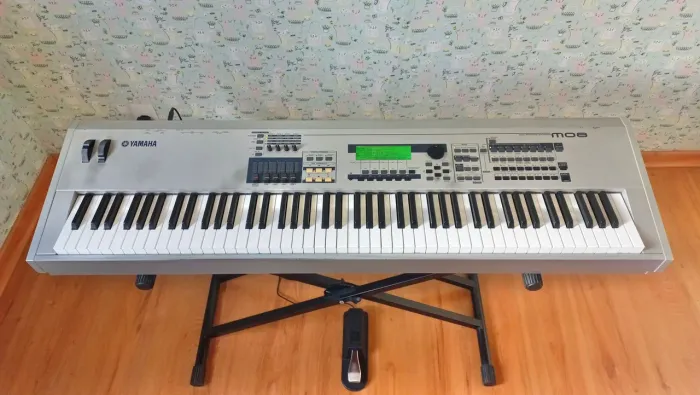 TECLADO YAMAHA MO8 + pedal de sustain + estante em X + bag