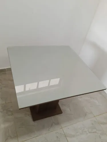 Mesa de jantar com tampo de vidro. 