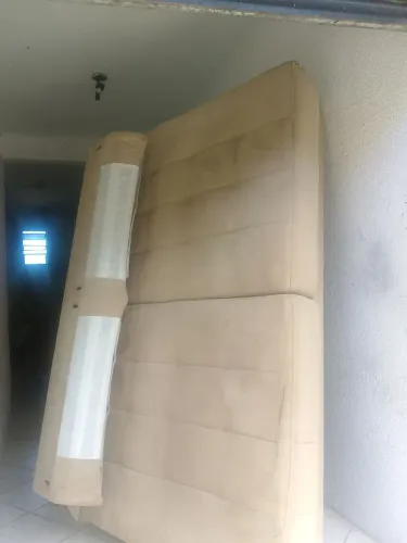 Sofá três a quatro lugares