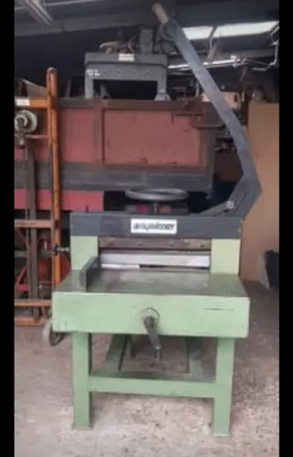 Guilhotina para papel / Papelão