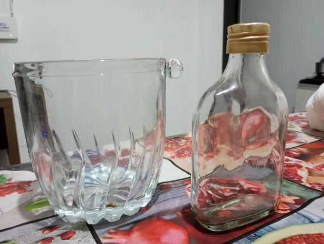 Balde de gelo e garrafa de whisky