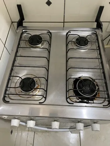 Fogão 4 bocas branco com mesa inox e acendimento automático.