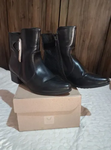 Bota Mooncity Cano Curto Bico fino salto quadrado