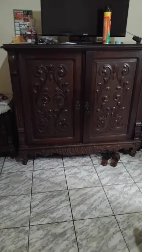 Vendo cômoda para quarto  colonial, madeira de lei maciça,  mede1,35 x 1,17 x 60