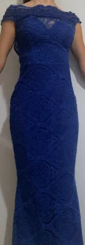 Vestido sereia rendado azul escuro.