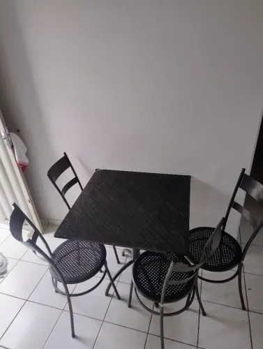 Vendo mesa com tampão de pedra removível + 4 cadeiras 