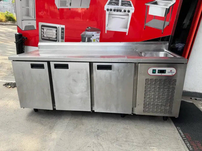 VENDO UM BALCÃO REFRIGERADO 3 PORTAS COM CUBA PIA