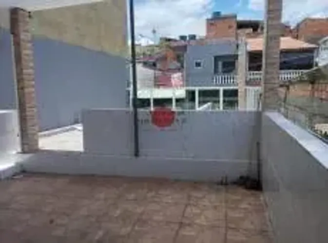 Sobrado para aluguel com 2 quartos no piso superior