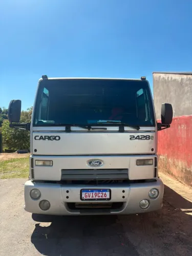 VENDE-SE CAMINHÃO FORD CARGO 2428 - 2011- Documentação 2026 paga.