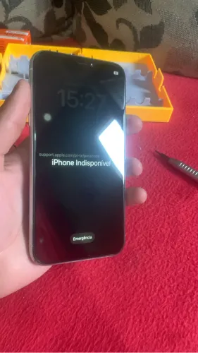 iPhone XR branco, bateria 100% traseira está quebrada