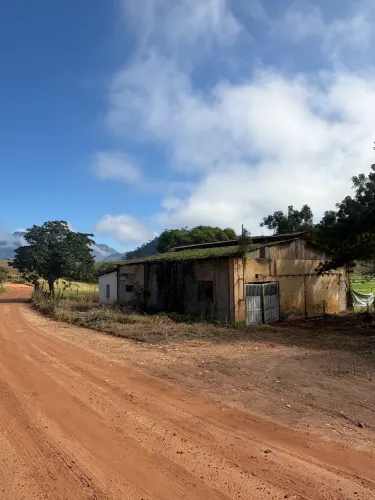 Vendo Terreno com barracao antigo com casa antiga ao lado, terreno muito bom!